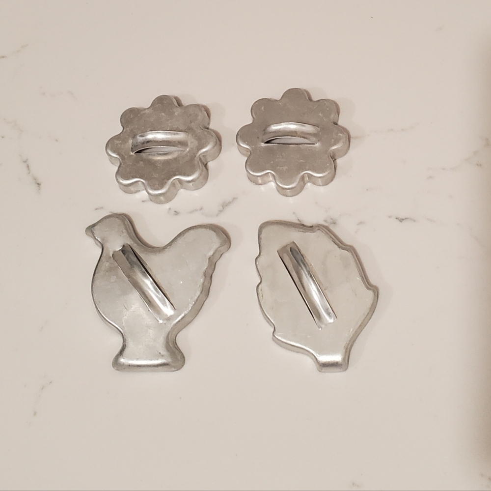 Vintage Tin/Metal Cookie Cutter Set Of 4 Cookie Cutouts With Handle - Picture 1 of 4